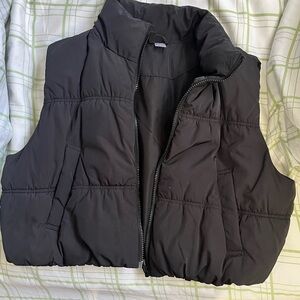 cropped puffer vest black